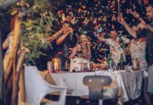 איך לשלב מתקשרת רוחנית, ניתוח גרפולוגי והפעלות למסיבת רווקות בלתי נשכחת